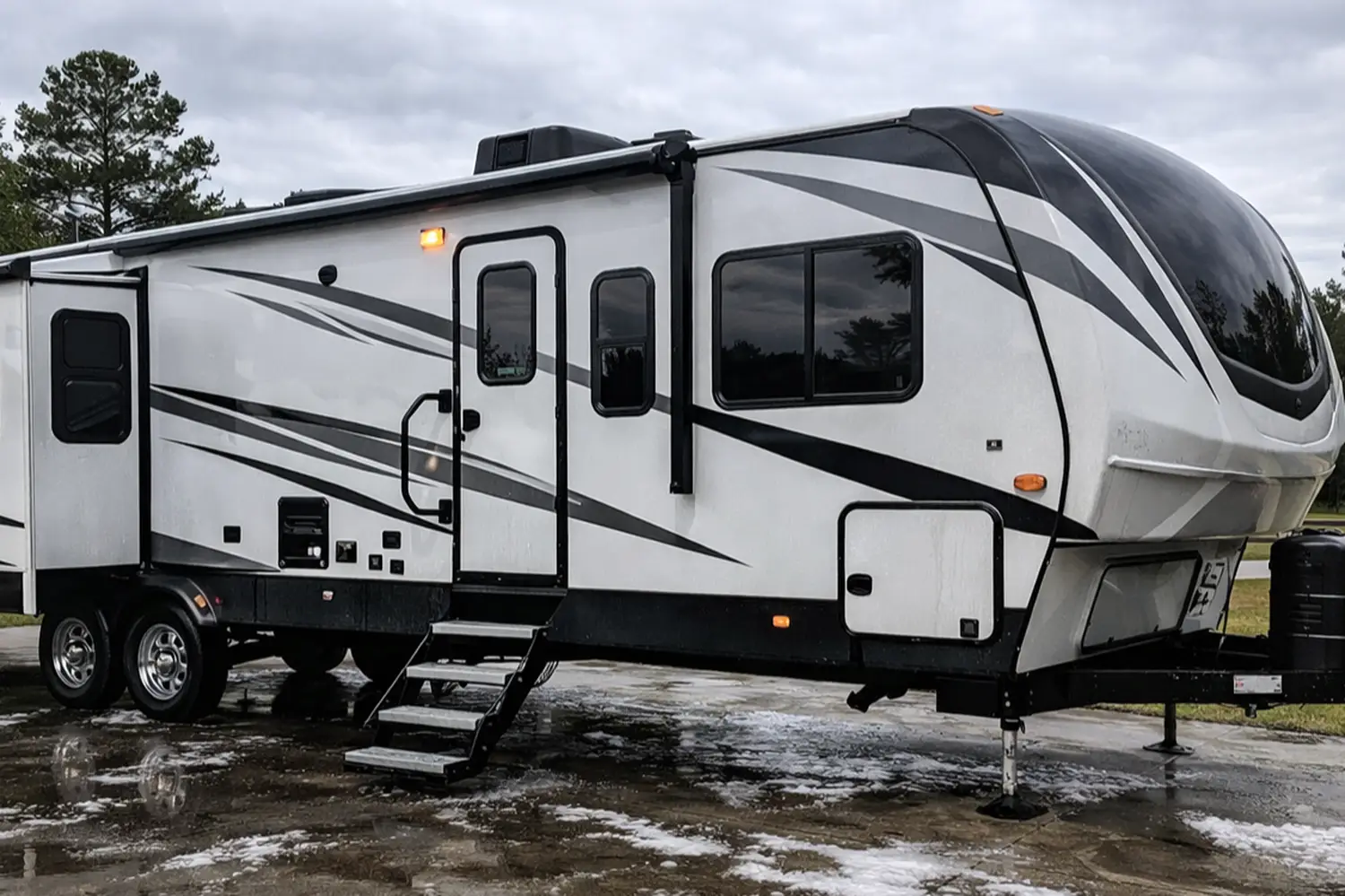 RV and trailer detailing service